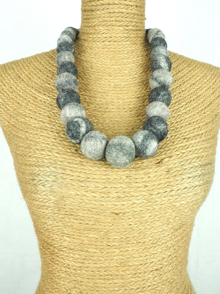 Felt necklace 09