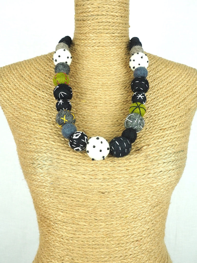 Felt necklace 03