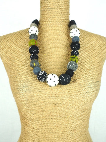 Felt necklace 03