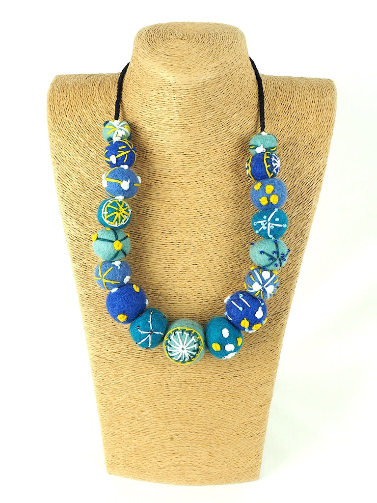 Felt necklace 01